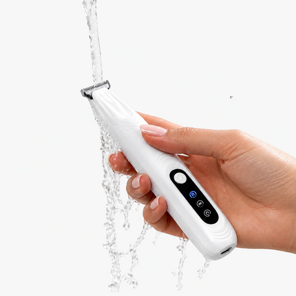 De TrimEase wordt onder stromend water schoongespoeld